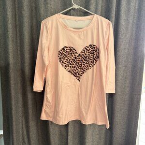 Women’s Pink 3/4 Sleeve Shirt With Leopard Heart Size Large